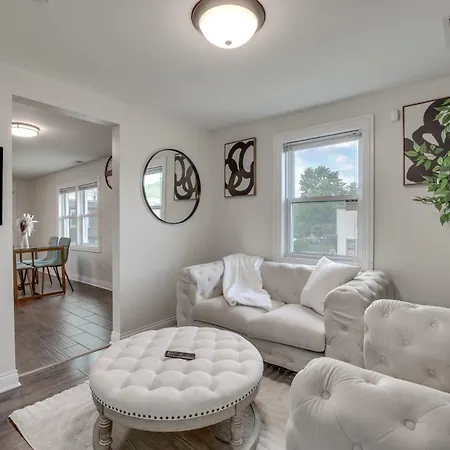 Dog-Friendly Unit Near Chicago With Backyard! Apartment